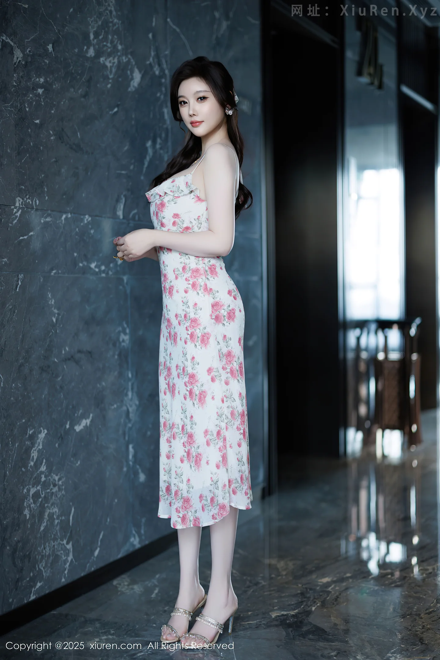 图片[2]-[XiuRen秀人网] VOL.10977 女神CHENCHEN.性感碎花裙露白色情趣内衣秀丰腴身材诱惑写真92P-秀人网官方网站
